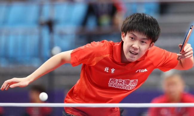 用坚定的眼 用坚定的眼